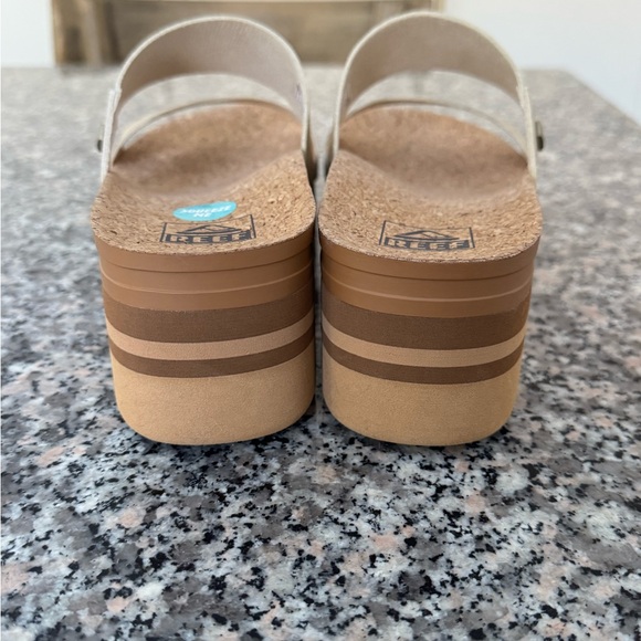 NWOT Reef Cusion Vista Higher Women's Platform Sandals in Gold - Picture 6 of 9
